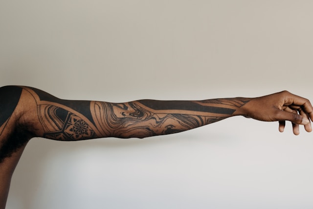 tatouage sur un bras d'homme
